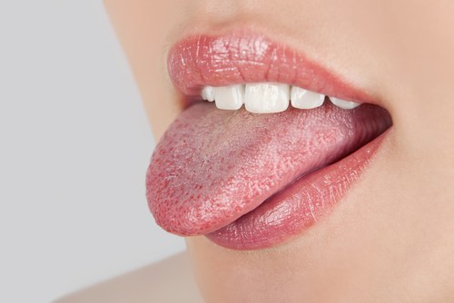 Si observamos que la lengua presenta restos alimenticios o una especie de placa blanco amarillenta es ineludible el uso de un limpiador lingual.